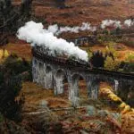 Dampfzug auf dem Glenfinnan-Viadukt in den schottischen Highlands