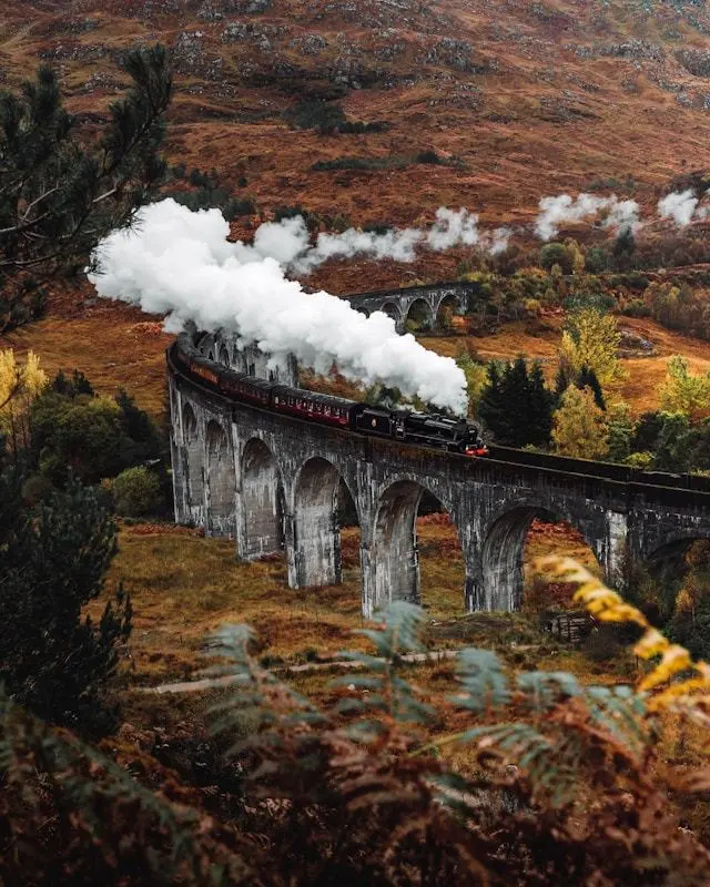 Dampfzug auf dem Glenfinnan-Viadukt in den schottischen Highlands