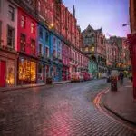 Die Victoria Street erstrahlt nachts in der Altstadt von Edinburgh.